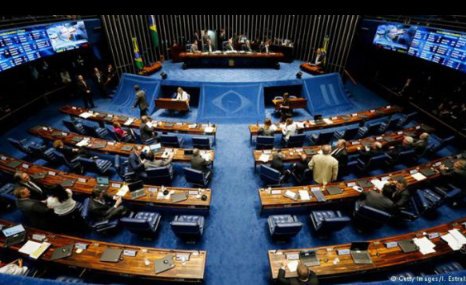 _ElisabetRib's tweet photo. É uma canalhice explícita a Comissão da Câmera votar o reajuste p/ servidores da PF e outas categorias, após aprovação da #PecFimDoMundo https://t.co/YRpdYfILVq