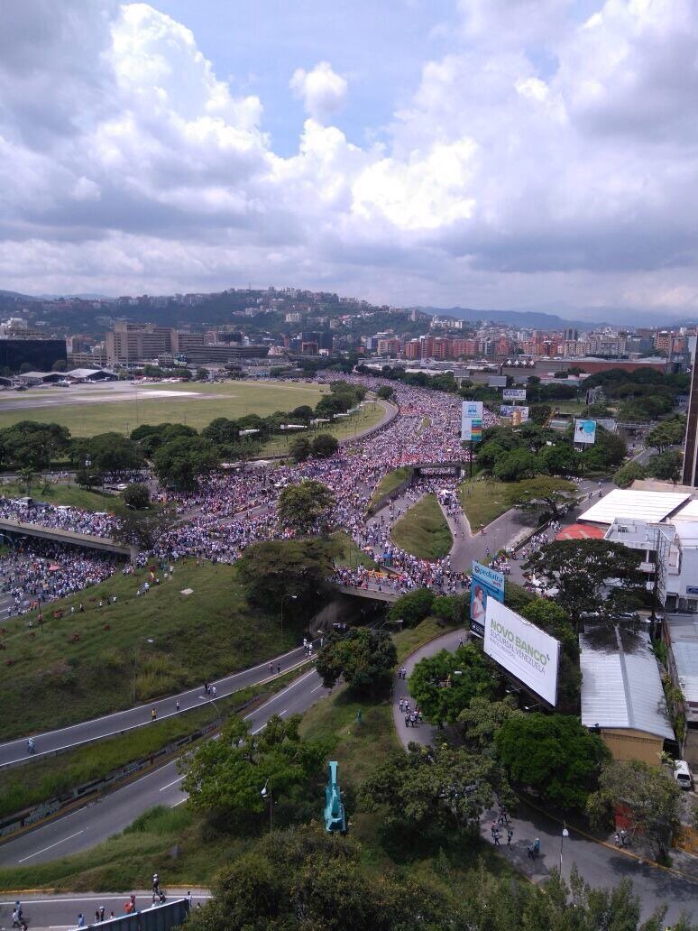 info7noticias's tweet photo. La Francisco Fajardo se quedó pequeña ante el río de gente que grita cambio #TomaDeVenezuela #RevocaloYa @unidadvenezuela @AsambleaVE https://t.co/ymAmfZtOPT