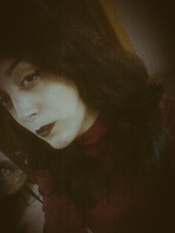 Broken_Strings9's tweet image. Molto happy.
#darkness #Lipstickobsessed #palegirl