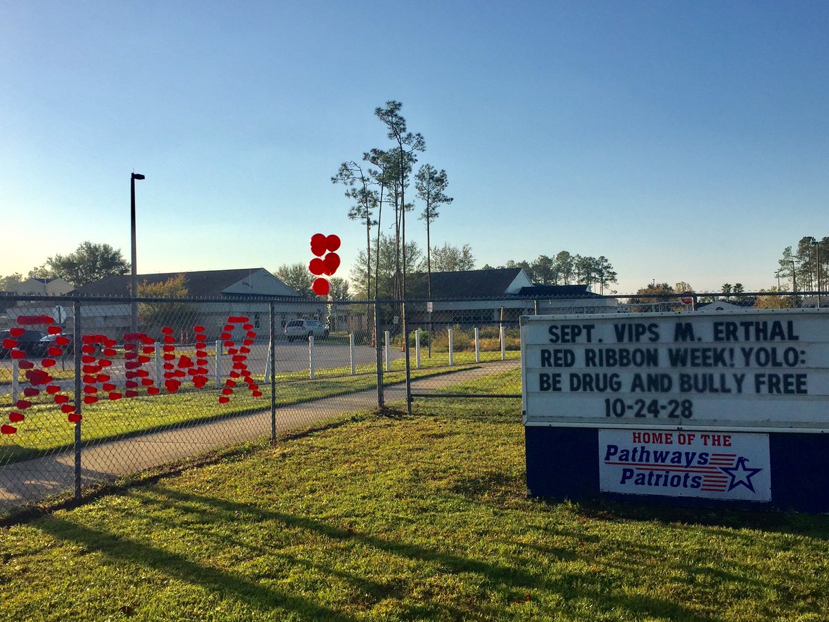MJMcounselor's tweet photo. You Only Live Once: YOLO: Red Ribbon Week @Pathways_Elem #RRW2016 #YOLO #itscooltocare https://t.co/OAQSLmQTRk