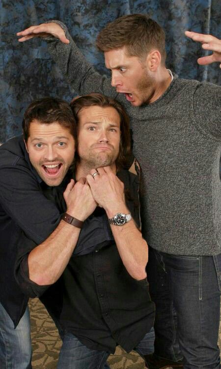JustWinchester's tweet photo. THESE THREE SHOULD WIN AT PEOPLE CHOICE AWARD TOGETHER I DON'T KNOW HOW BUT THEY SHOULD 💙 #PCAForJared #PCAForJensen #PCAForMisha https://t.co/HDT9Pr9Fb3
