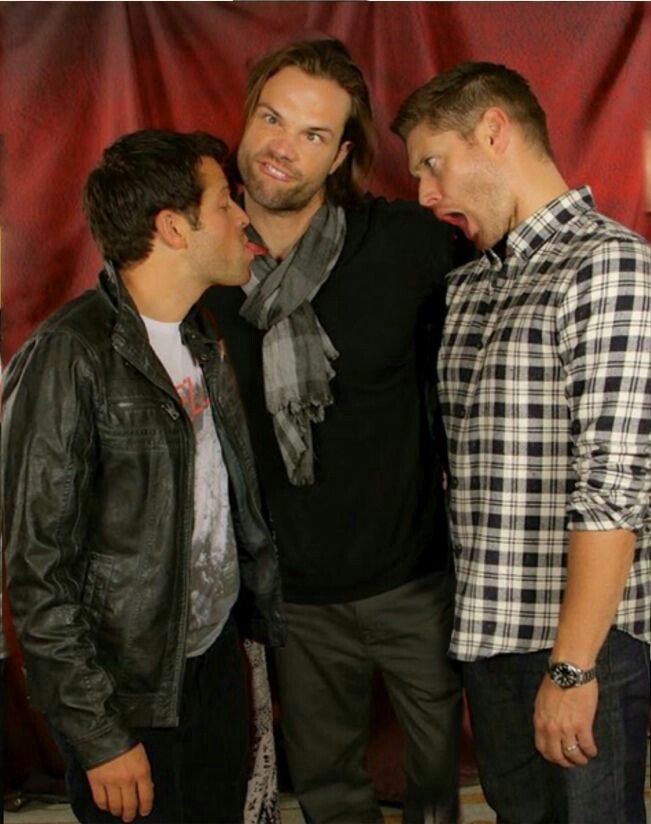 JustWinchester's tweet photo. THESE THREE SHOULD WIN AT PEOPLE CHOICE AWARD TOGETHER I DON'T KNOW HOW BUT THEY SHOULD 💙 #PCAForJared #PCAForJensen #PCAForMisha https://t.co/HDT9Pr9Fb3