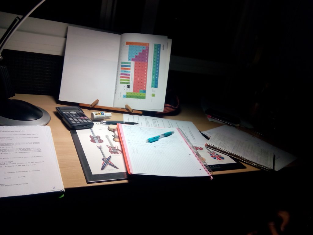 isagomezKarate's tweet photo. Quedar con tu novio y pasar la tarde con Química... nada mejor que esto. #2Bachiller https://t.co/lvgb6p9yKi