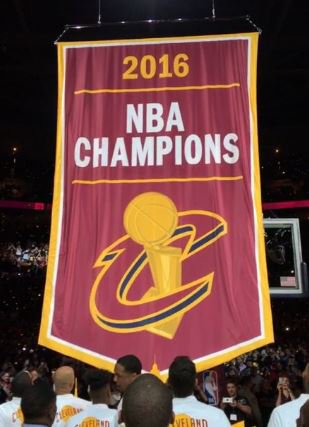 52 años después y el regreso de <a href="/KingJames/">LeBron James</a> tuvieron que pasar para que <a href="/cavs/">Cleveland Cavaliers</a> viera colgar su banderín de campeonato! #NBA