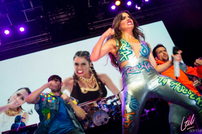 happinessxespo's tweet photo. Voy a participar del #SorteoRevolucionadas de @RevolucionDeLE porque es para mi ibf, y merece disfrutar de este show increíble de su ídola💜 https://t.co/inxSHZ5KMX
