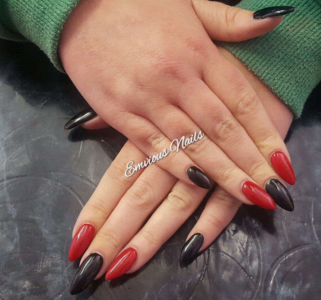 EmviousN's tweet photo. Gelish Black Shadow &amp; Red Roses 😍💅 #gelish #nailharmony #RedandBlack #scunthorpe https://t.co/9ODv3iH4xU