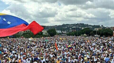 liliantintori's tweet photo. Después de tanto dolor, de tanta hambre e injusticia que hable la calle y que hable la calle en paz, con gente y con fuerza https://t.co/RuW5pEgJUd