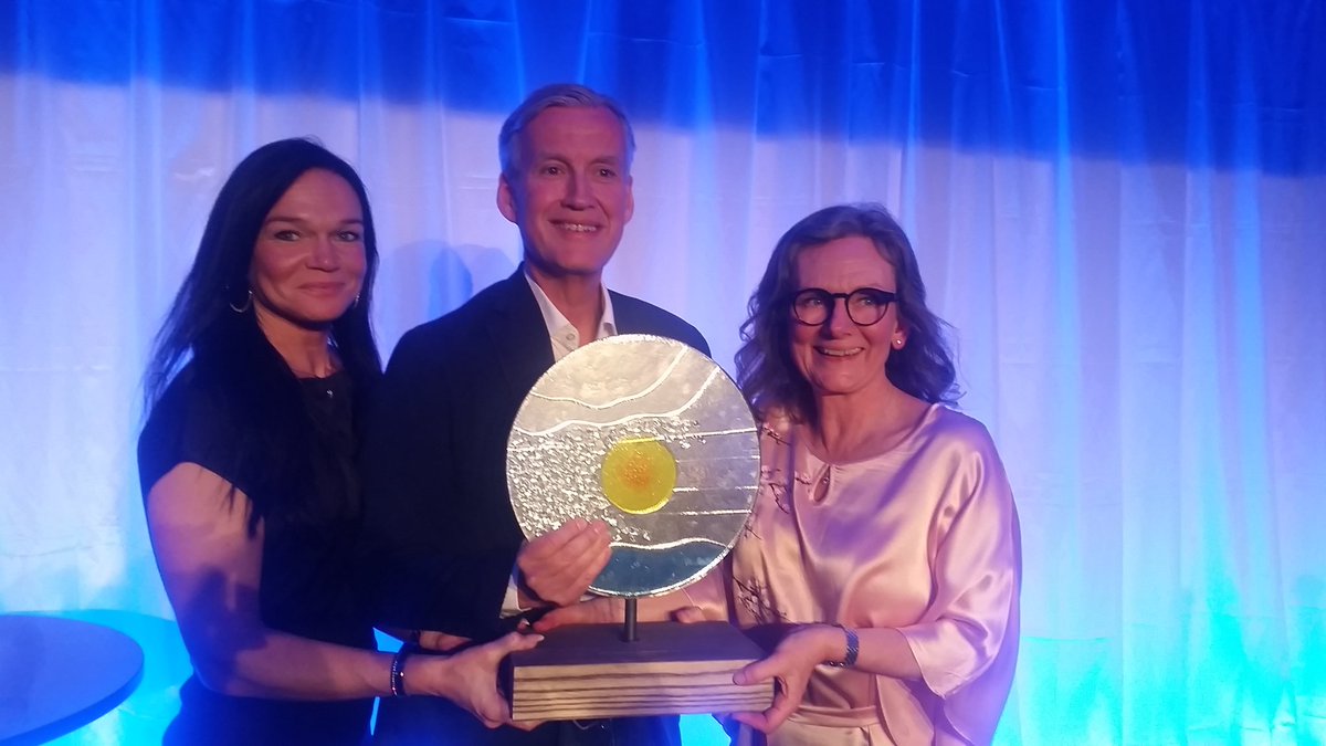 fores_sverige's tweet photo. Grattis @Wallenstam_AB til Stora Förnybarhetspriset! Självförsörjande på grön el - inspirerande för hela fastighetsbranschen! #vind2016 https://t.co/sAuwdQEb4U