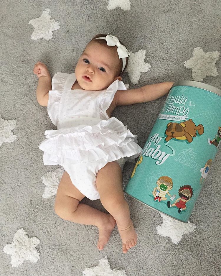 capsulastiempo's tweet photo. #CapsulaMyBaby | Martina y su #CapsulaDelTiempo son tan especiales que vuelan entre las estrellas #regalosbebes #regalobautizo #bebes https://t.co/vgItpwIyvv
