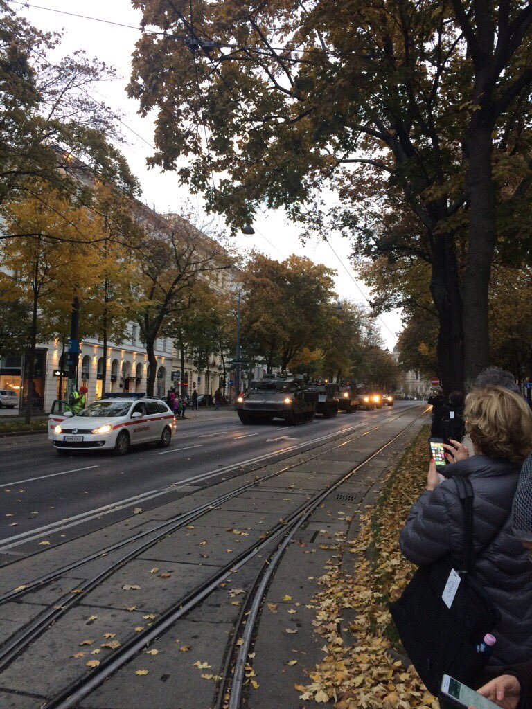 scoutmatze's tweet photo. Neulich in der Tram: "Verehrte Gäste wir müssen kurz stehen bleiben wegen einer Militärparade" #wien https://t.co/stOOI6ybzl