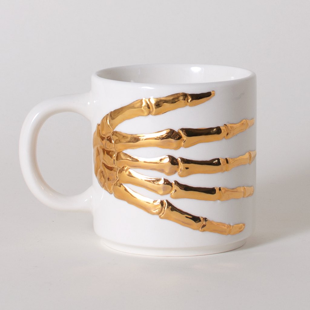 JuxtaposeAnnex's tweet photo. ☠️Mug from @immliving GET SPOOKY! 📷#immliving #squelleton #squelette #bones #halloween #mug #gold #ceramic #spooky #costume https://t.co/2ErRrUSO1p