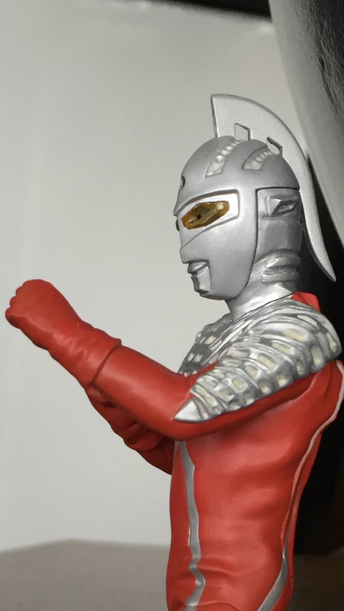ガシャポン特撮部 アルティメットルミナス2 ウルトラセブン のデコマスを太陽光下でパシャ 点灯させておりませんが ガシャポンフィギュアだとは思えぬ雰囲気 再販が決定した第1弾のウルトラマンと並べてニヤニヤ デコマスより製品版セブンは小さく