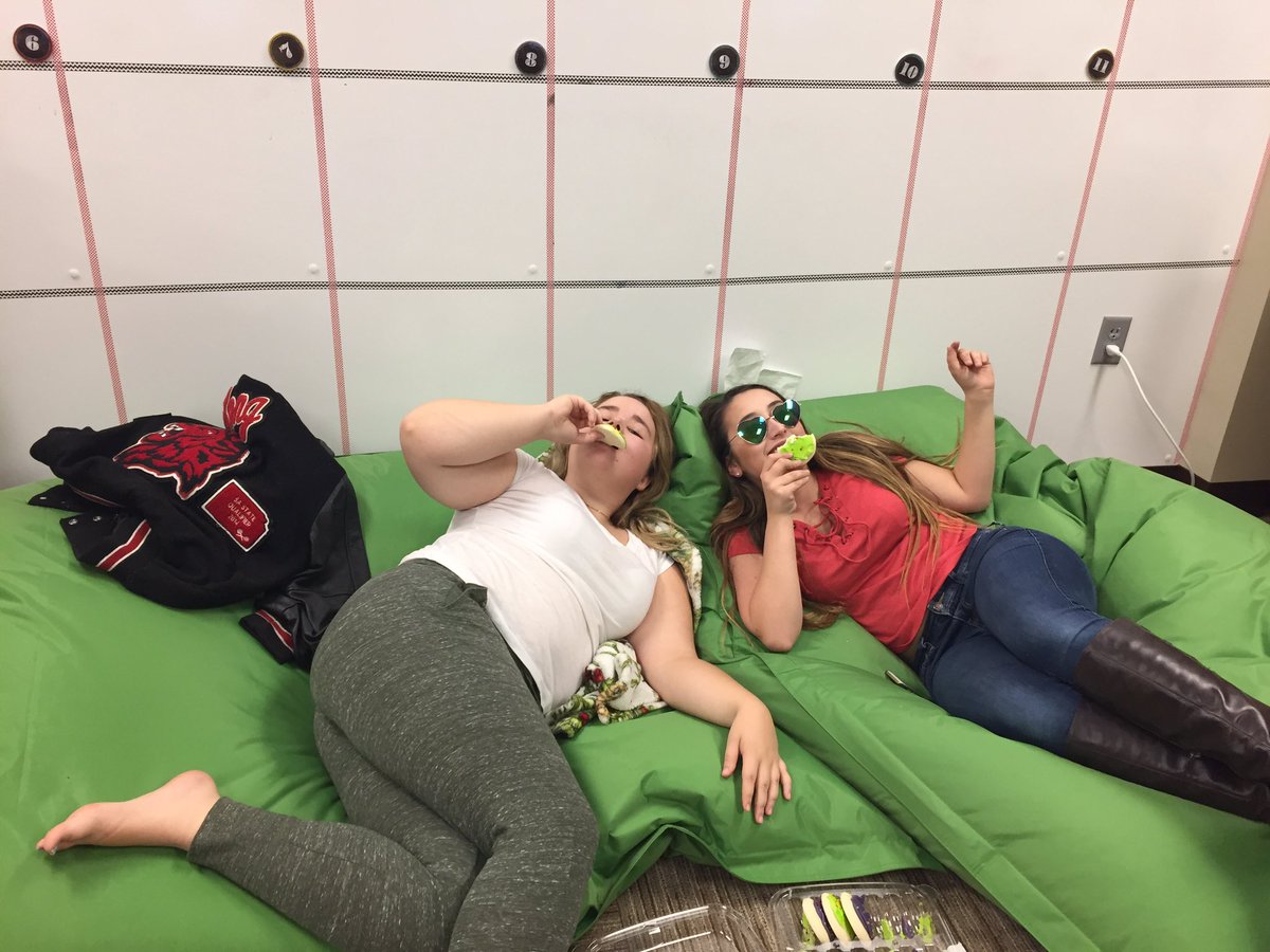 LHStheLion's tweet photo. Surprise visit from last year's editors! #collegelife #sittingbackwatching https://t.co/kZSDme7mHQ