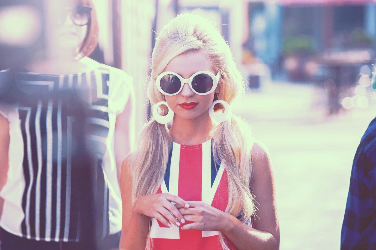 tiffanyhoughton's tweet photo. ..got my heels in my hand &amp; my heart on my sleeve.. #imgonnaloveyou https://t.co/4EWZMbq7tJ https://t.co/WXVoIh7bm6