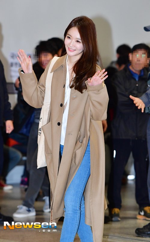 [포토엔화보]다비치 강민경 ‘화사한 패션 예쁜 미모로 시선 강탈’(공항패션) bit.ly/2fhhEzn