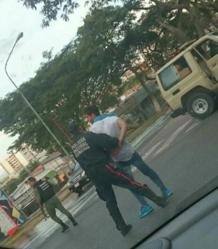 Funpaz2013's tweet photo. 8:00pm nos confirman varias fuentes que los detenidos por PNB en #Barquisimeto han sido puestos en libertad plena #26Oct RT @elimpulsocom https://t.co/AMZIQNvLuF