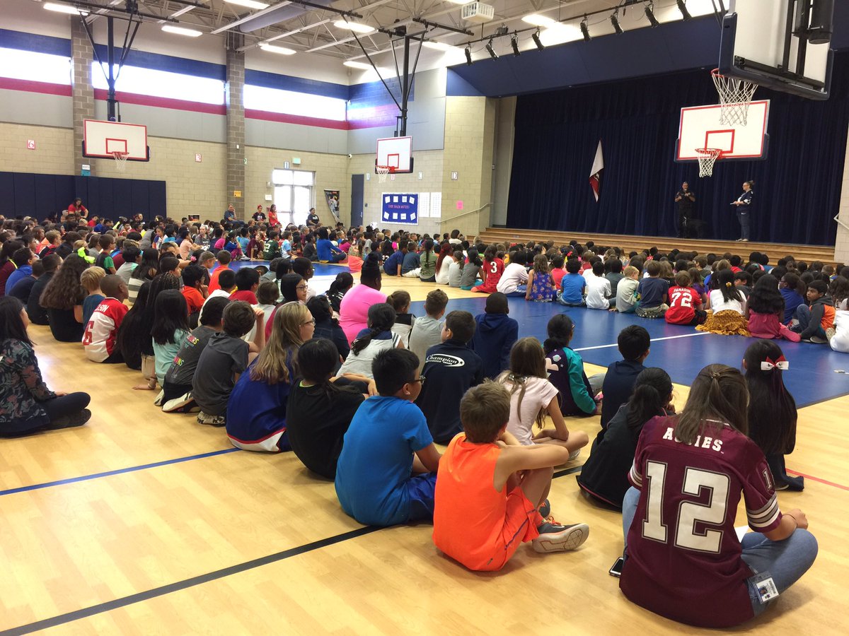 LaurenWrightTJH's tweet photo. Dragons learning to make good choices in life and remain drug free from an officer and his sidekick. #Bethelegacy #kdepride #kdepta https://t.co/Jayx2XF401