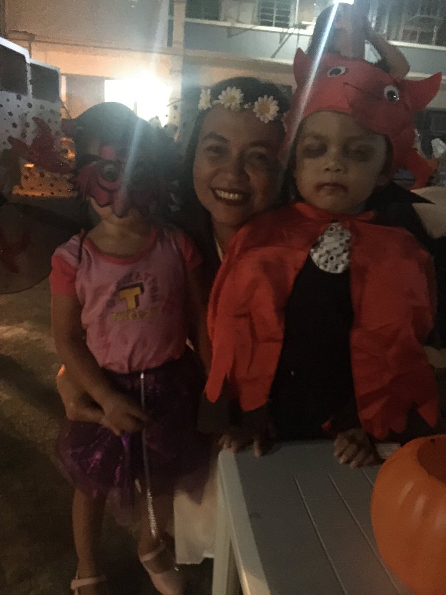 artet03's tweet photo. At the halloween party, loving the kids...with their "ms selfie the fairy!"😘 https://t.co/HRWBxxIjVe
