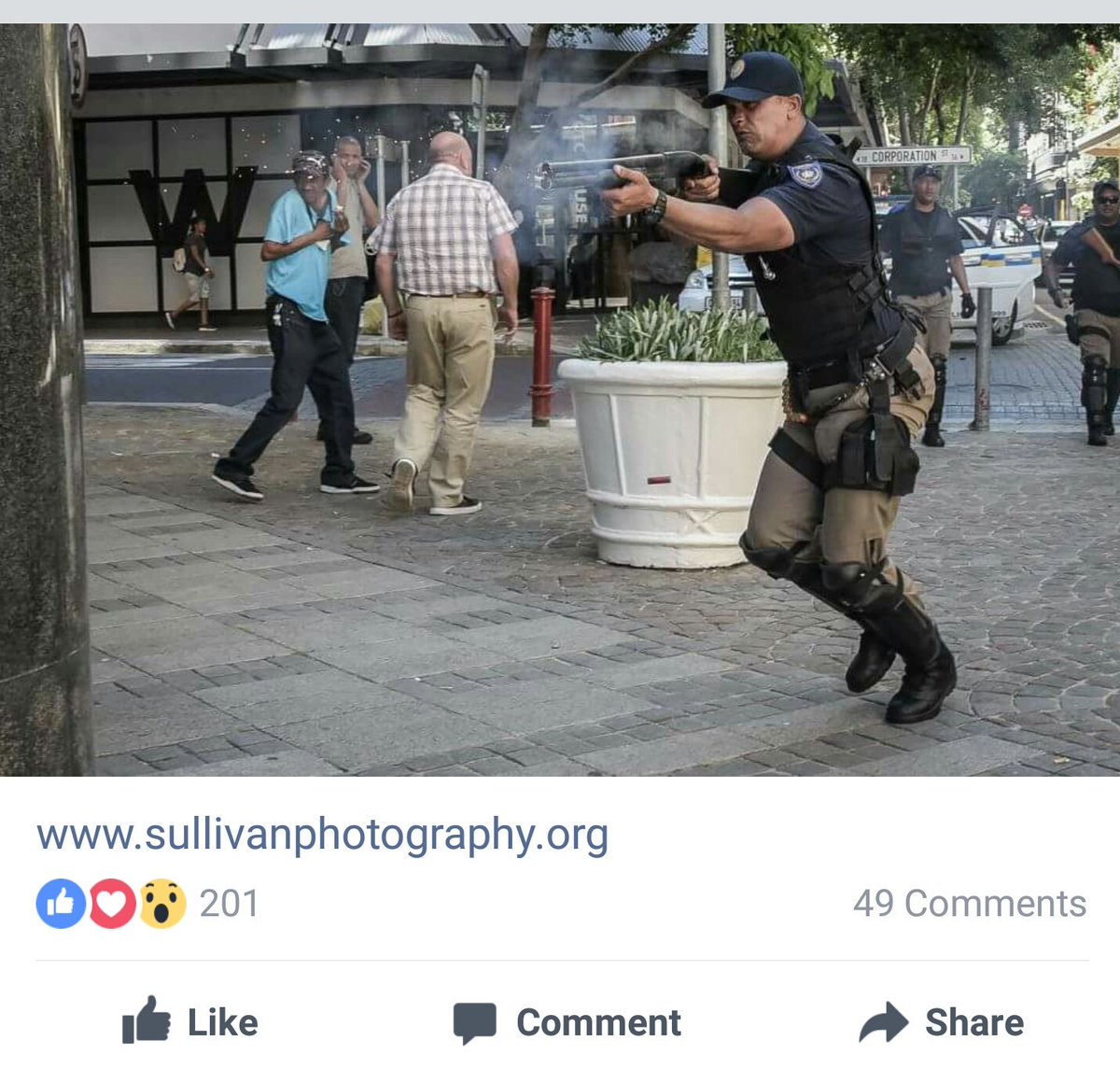 darrynvdwalt's tweet photo. I did lol at that first comment though #FeesMustFall #FeesMarch https://t.co/lXEpgeIGcr
