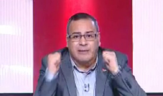 بالفيديو: إعلامي مصري يقف فوق مكتبه على الهواء .. ويعلق: "إن #مصر ارتفعت اليوم"  bit.ly/2eMQzRT