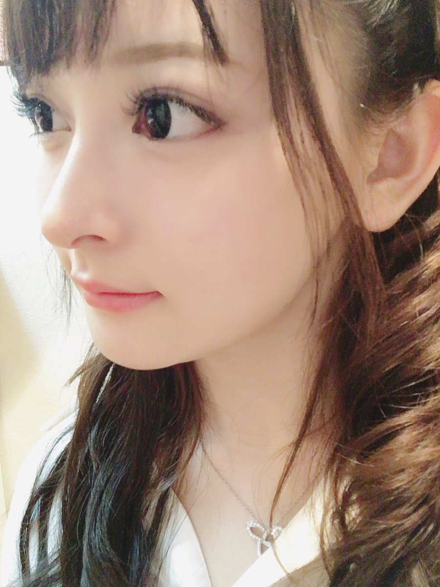 黒崎みさ A Twitter まつえく付けて 黒コンにしたら目が死ヌーー 酔っ払ってて髪の毛ボサボサ 可愛いお菓子頂いてるんるん