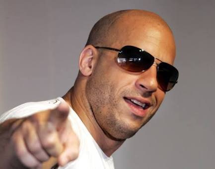 explicapersonag's tweet photo. Vin Diesel
prefiro gasolina
vai no msm cabeleireiro do lex luthor
babá/piloto nas hr vaga
força na peruca
não,pera.. https://t.co/ni6KYk2iOq