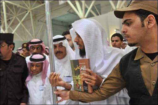 SUUDİDE BİR KİTAP FUARI
Fuarda Hz.Alinin hayatını anlatan bir kitap sergileniyor diye vahhabi şeyhleri,Suudi kültür Bakanına itiraz ediyor