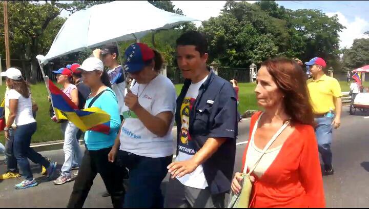 CarlosGraffe's tweet photo. VALENCIA! Una multitud en paz salió hoy a defender la Constitución y la Democracia! 

¡Al pueblo nadie lo detiene! #LaTomaDeVenezuela https://t.co/tSvo0mbw6u