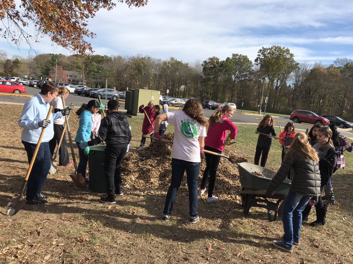 Mrs_Panycia's tweet photo. @EcoSchoolsUSA #ecoschools @BTEAOnline #anninpride @WAMSBTSD #courtyardcleanup #fallyardwork https://t.co/8ncXPZuzSy