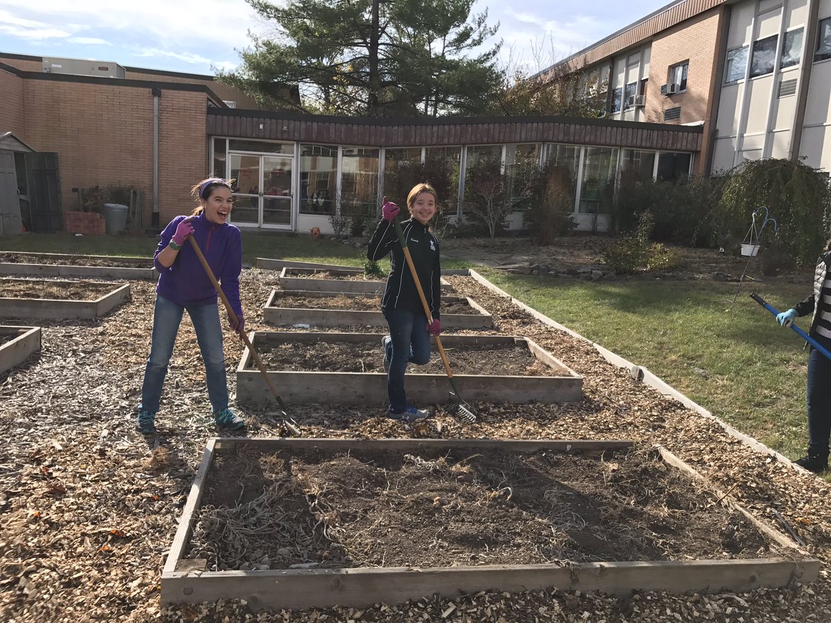 Mrs_Panycia's tweet photo. @EcoSchoolsUSA #ecoschools @BTEAOnline #anninpride @WAMSBTSD #courtyardcleanup #fallyardwork https://t.co/8ncXPZuzSy