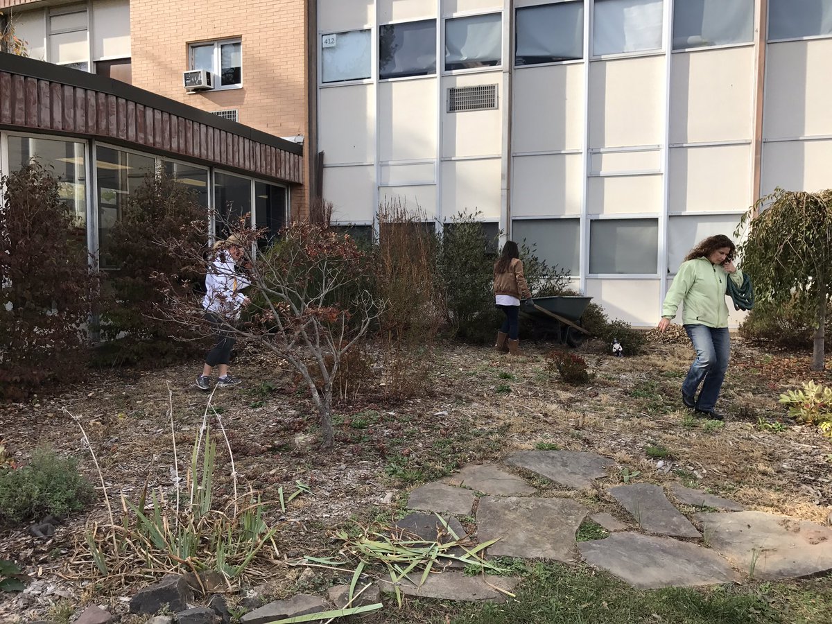 Mrs_Panycia's tweet photo. @EcoSchoolsUSA #ecoschools @BTEAOnline #anninpride @WAMSBTSD #courtyardcleanup #fallyardwork https://t.co/8ncXPZuzSy