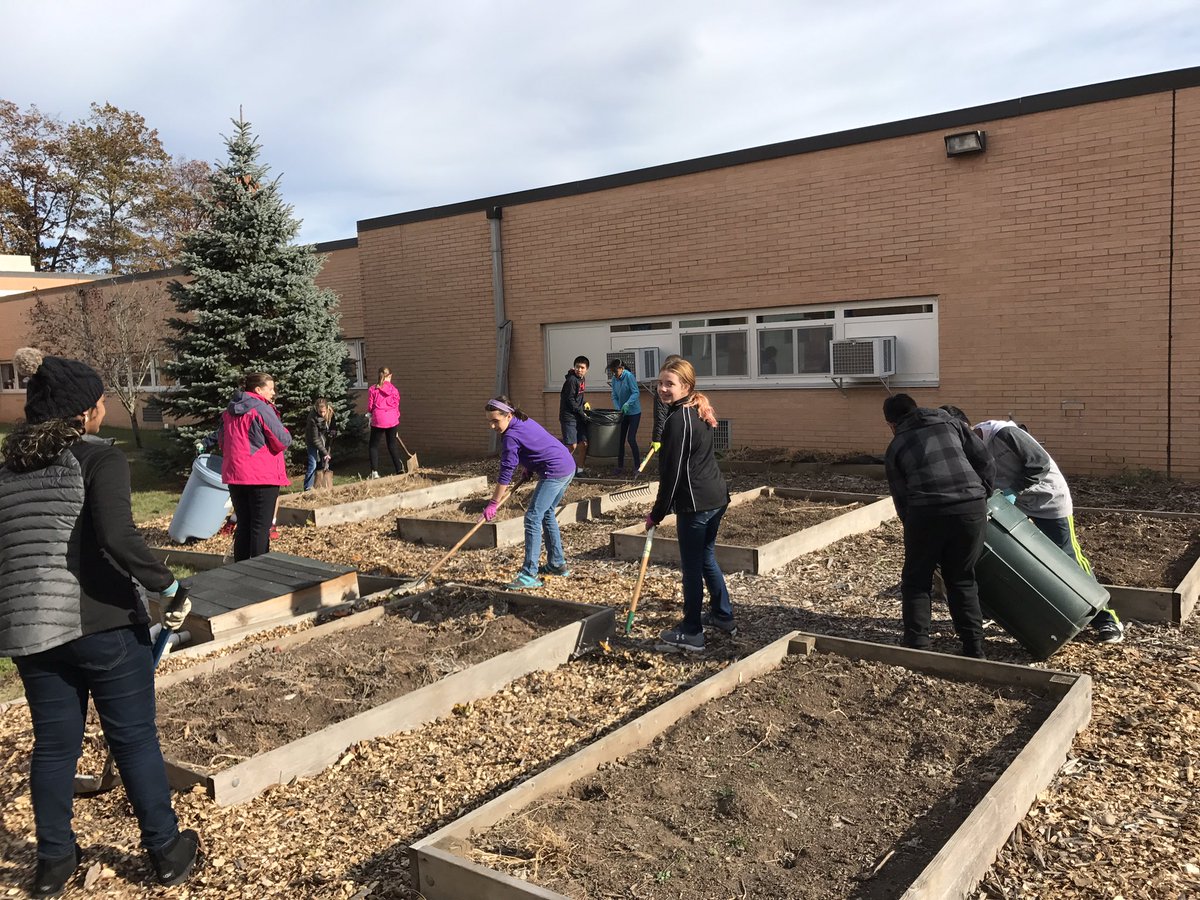 Mrs_Panycia's tweet photo. @EcoSchoolsUSA #ecoschools @BTEAOnline #anninpride @WAMSBTSD #courtyardcleanup #fallyardwork https://t.co/8ncXPZuzSy