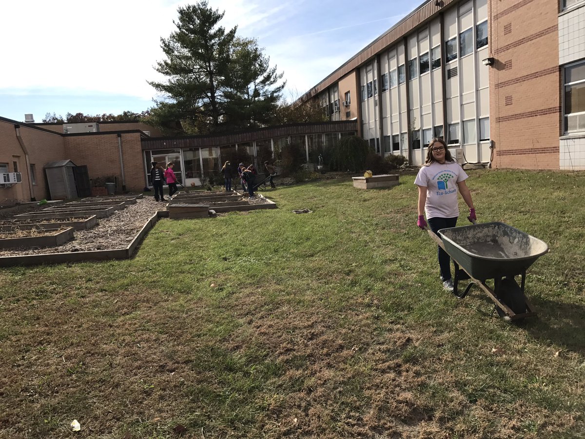 Mrs_Panycia's tweet photo. @EcoSchoolsUSA #ecoschools @BTEAOnline #anninpride @WAMSBTSD #courtyardcleanup #fallyardwork @Mrs_Davis412 @mrs_howarth33 @PrincipalHudock https://t.co/gAqYdXQcCR