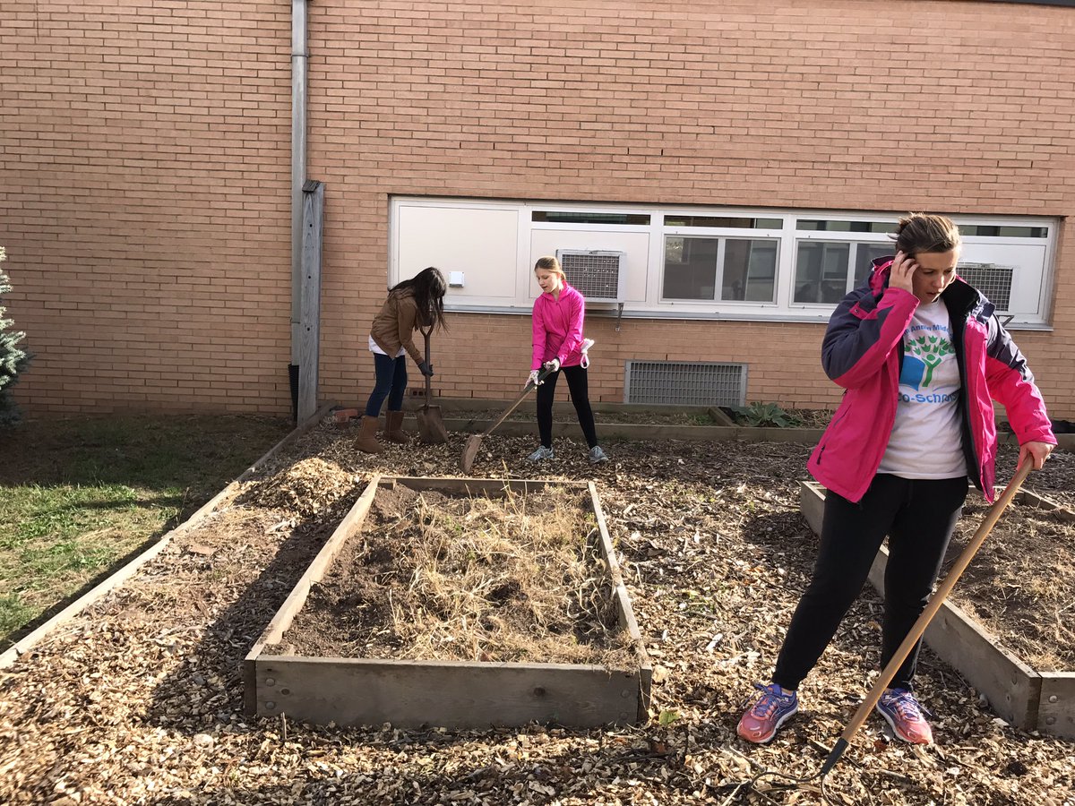 Mrs_Panycia's tweet photo. @EcoSchoolsUSA #ecoschools @BTEAOnline #anninpride @WAMSBTSD #courtyardcleanup #fallyardwork @Mrs_Davis412 @mrs_howarth33 @PrincipalHudock https://t.co/gAqYdXQcCR