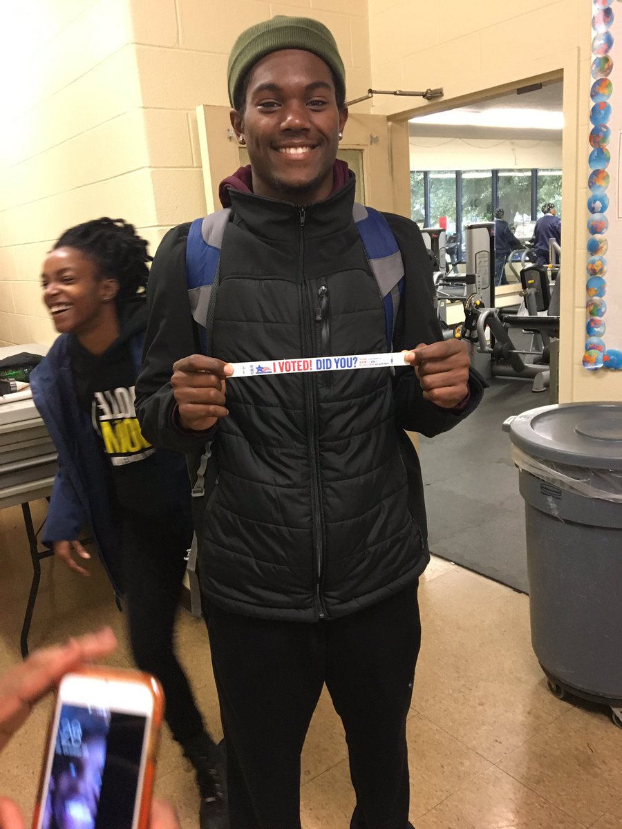 ChicagoVotes's tweet photo. Lindbloms seniors voting for the first time with #CVsquad #paradetothepolls https://t.co/WVCQMi9xKL