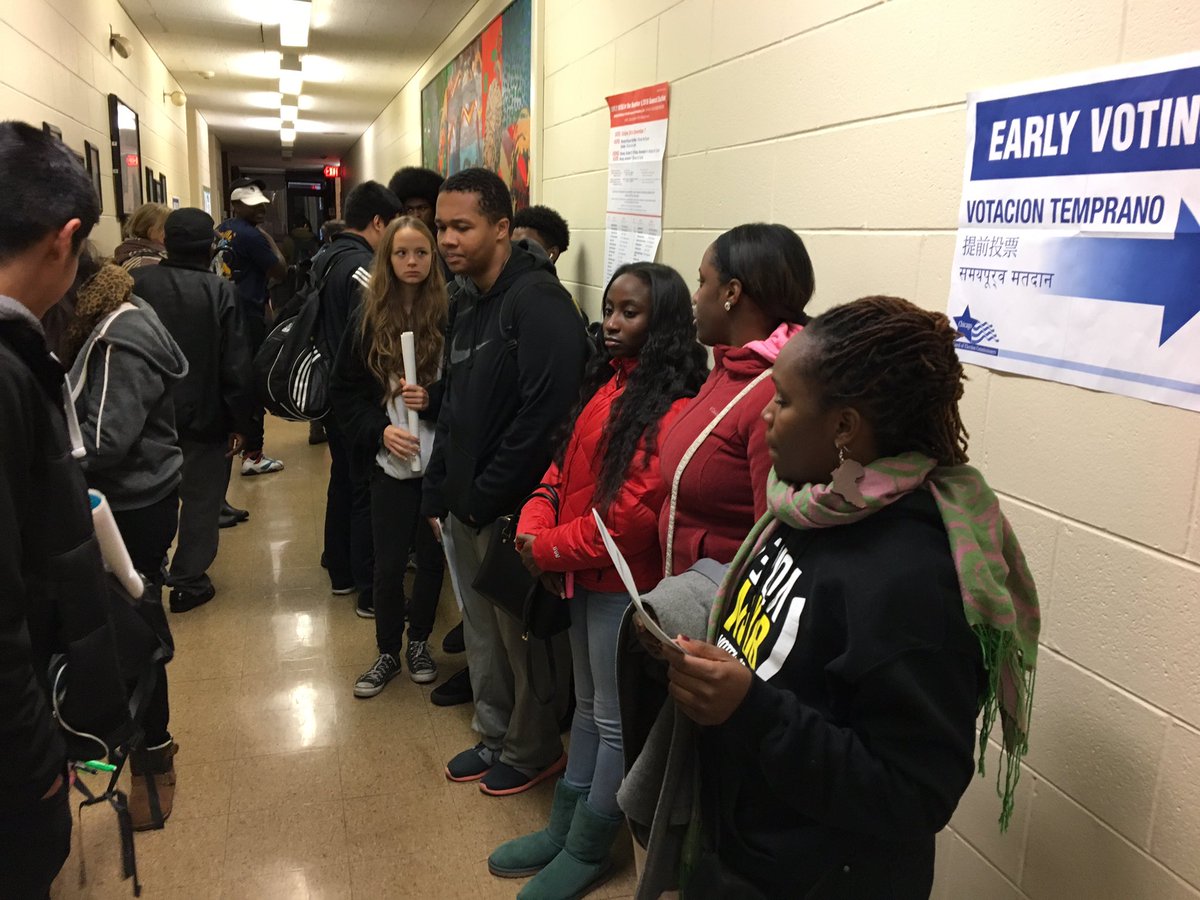 ChicagoVotes's tweet photo. Lindbloms seniors voting for the first time with #CVsquad #paradetothepolls https://t.co/WVCQMi9xKL