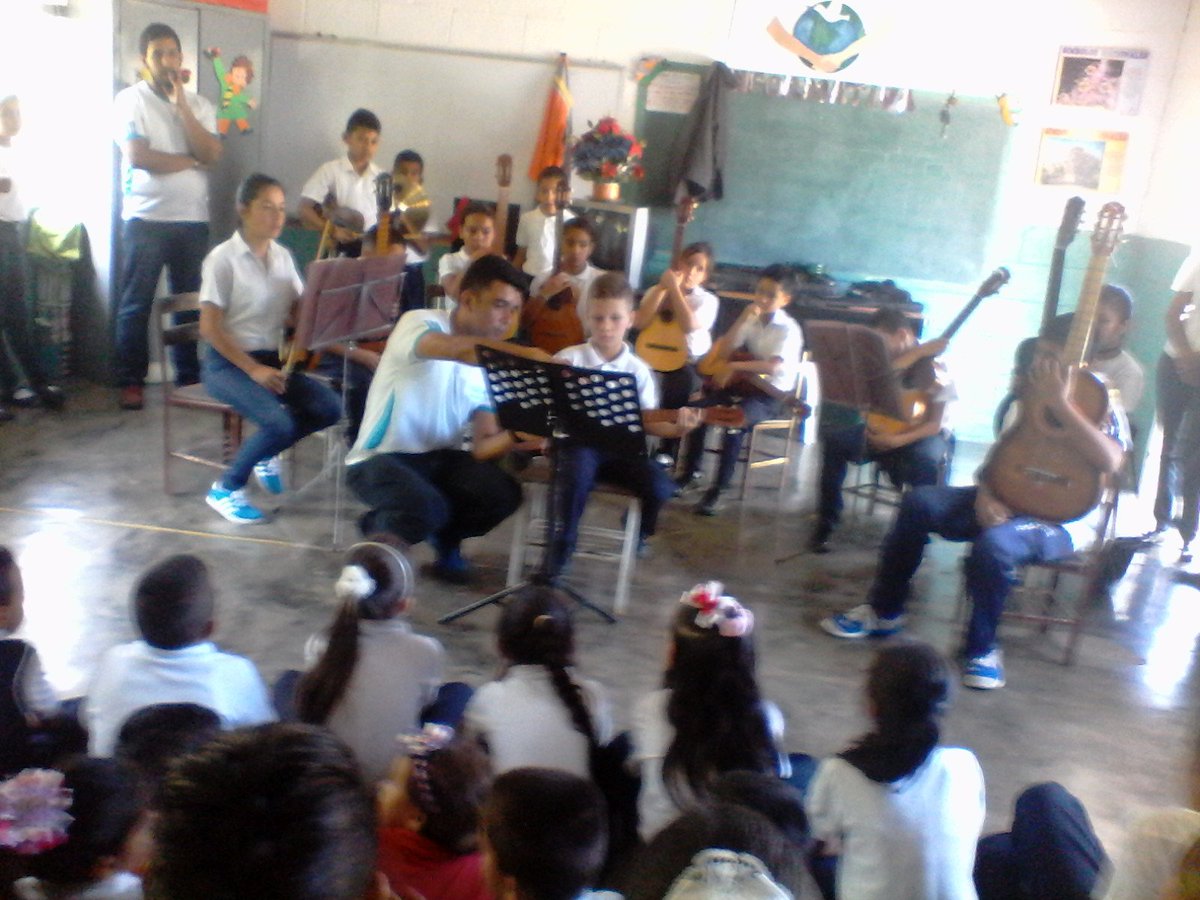 tefhycontreraz's tweet photo. Concierto de bienvenida del Modulo de la Escuela Estadal San Jose en el nuevo año escolar 2016-2017 https://t.co/qnZa0R1STS