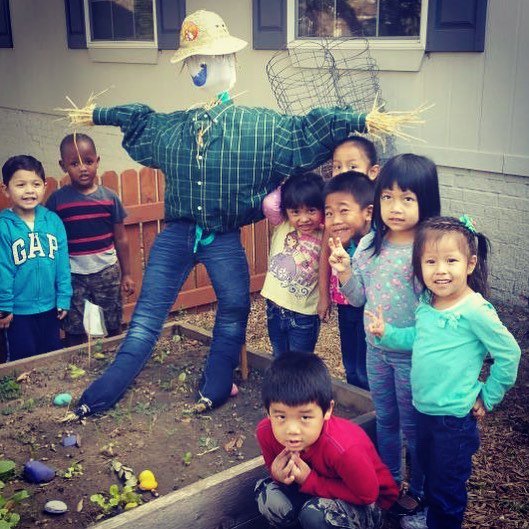 VMLCdallas's tweet photo. Preschoolers at the Vickery Meadow campus made a scarecrow and took a tour of their nearby community garden #gardening #earlychildhood https://t.co/e9UhDjoHBE