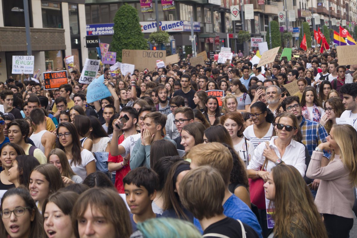 RedEsPSJ's tweet photo. HUI ALACANT S'HA ALÇAT CONTRA LA LOMQUE #NoALasRevalidas #NoALaLomce https://t.co/PJc3sr6yl5