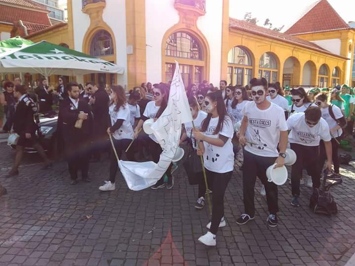iAndreLucas's tweet photo. Desfile do Caloiro #ESECS https://t.co/m2cS5lu62Z