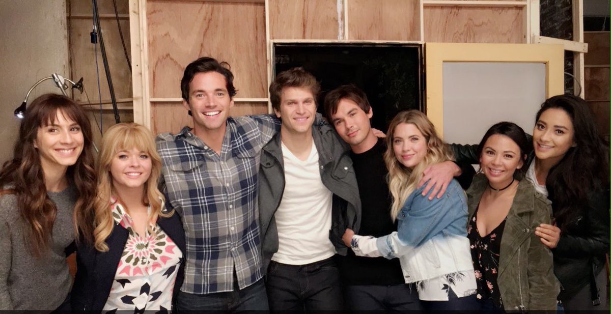 exawsta's tweet photo. "Como eu sou sortuda de ter algo que seja tão difícil de dizer adeus." 💔 #PLLFinale https://t.co/W0jHilJuIa