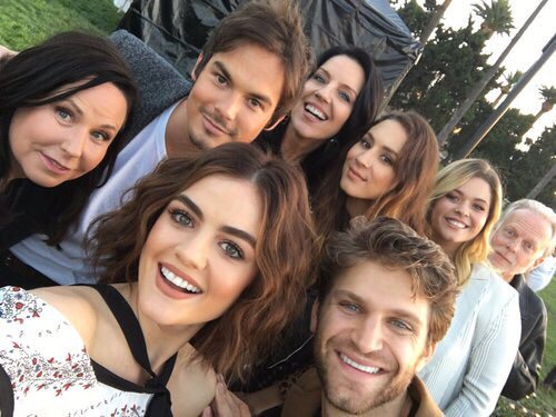 exawsta's tweet photo. "Como eu sou sortuda de ter algo que seja tão difícil de dizer adeus." 💔 #PLLFinale https://t.co/W0jHilJuIa