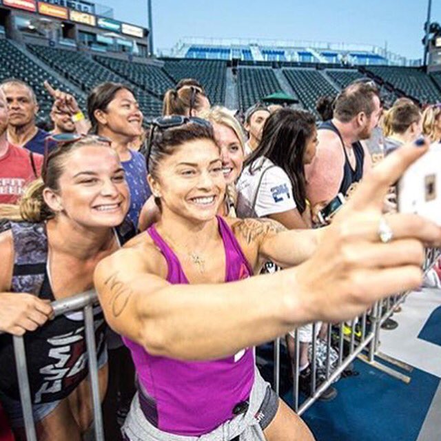 liftlikelindsey's tweet photo. Selfie level: expert 😁📸 #reebok #roguefitness #cytosport #killcliff #getworkt https://t.co/XvJrVVmGqd
