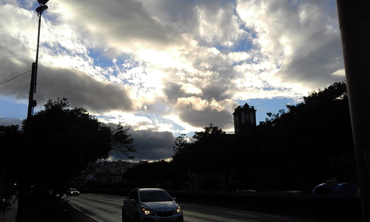 MariaQuintana15's tweet photo. Cuando el cielo evolusiona a lo largo del dia de una forma maravillosa... y acabas enamorada de él 😱😍 https://t.co/66hiGDKM6z