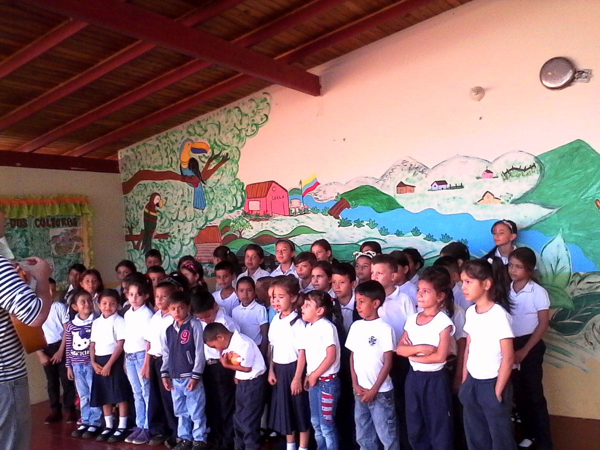 tefhycontreraz's tweet photo. Concierto de bienvenida del modulo de la Escuela Estadal de Paiva en el nuevo año escolar 2016-2017 https://t.co/tJT6HdRmob