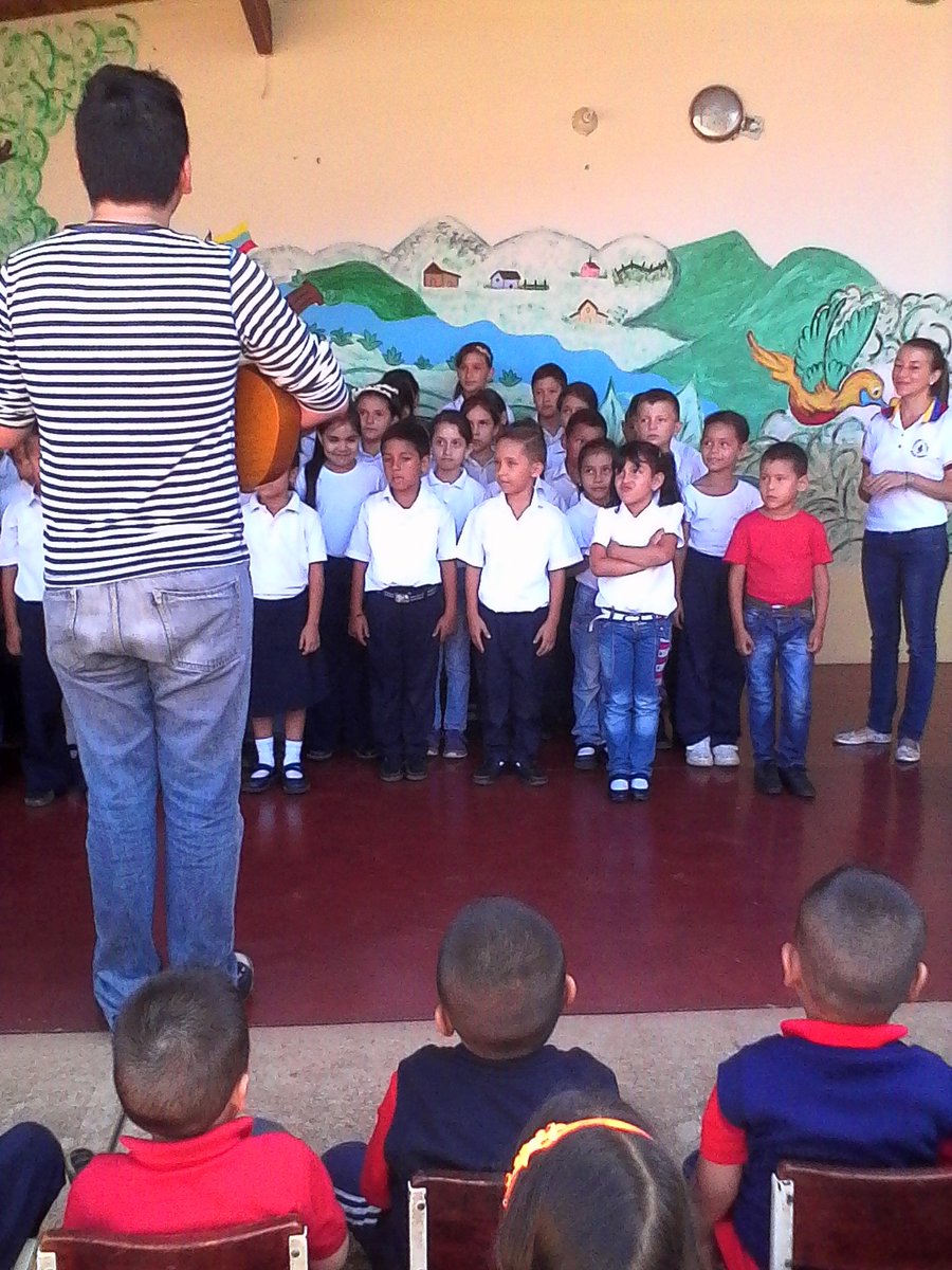 tefhycontreraz's tweet photo. Concierto de bienvenida del modulo de la Escuela Estadal de Paiva en el nuevo año escolar 2016-2017 https://t.co/tJT6HdRmob