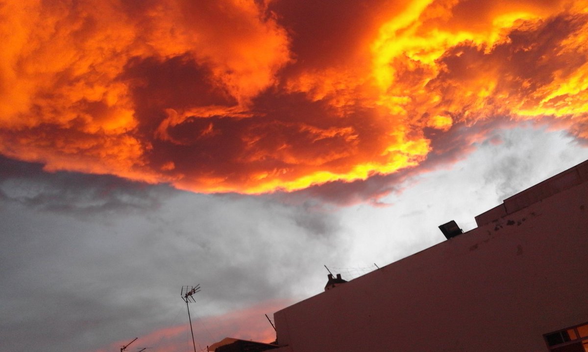 MariaQuintana15's tweet photo. Cuando el cielo evolusiona a lo largo del dia de una forma maravillosa... y acabas enamorada de él 😱😍 https://t.co/66hiGDKM6z