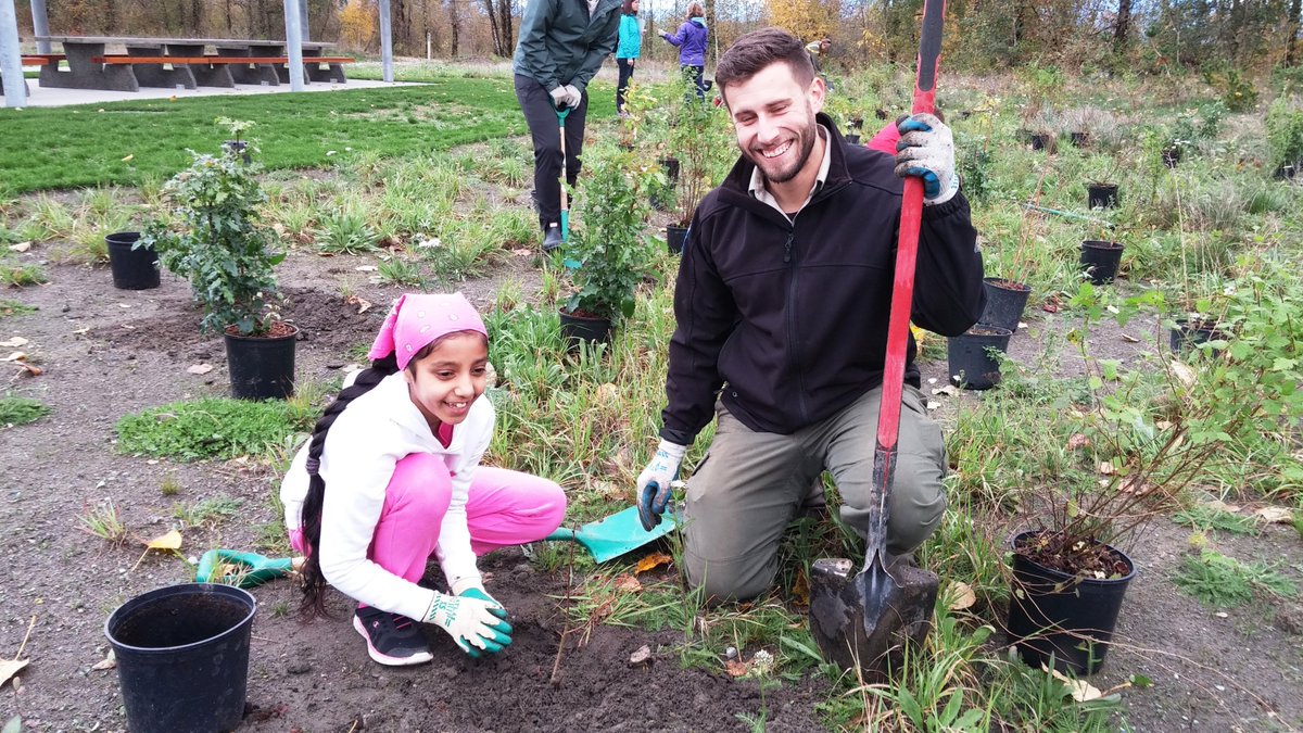 PacificParkland's tweet image. Thank you to the @EarthRangers for helping out with EcoBlitz 2016! Over 350 plants, shrubs and trees were planted! #environment #parks
