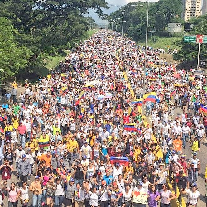 AlbertValeroE's tweet photo. Grande nuestro pueblo, Carabobo reaccionó al llamado de lucha pacífica por la libertad y el futuro del país! #VenezuelaLlegóLaHora https://t.co/aGlnacfbMb