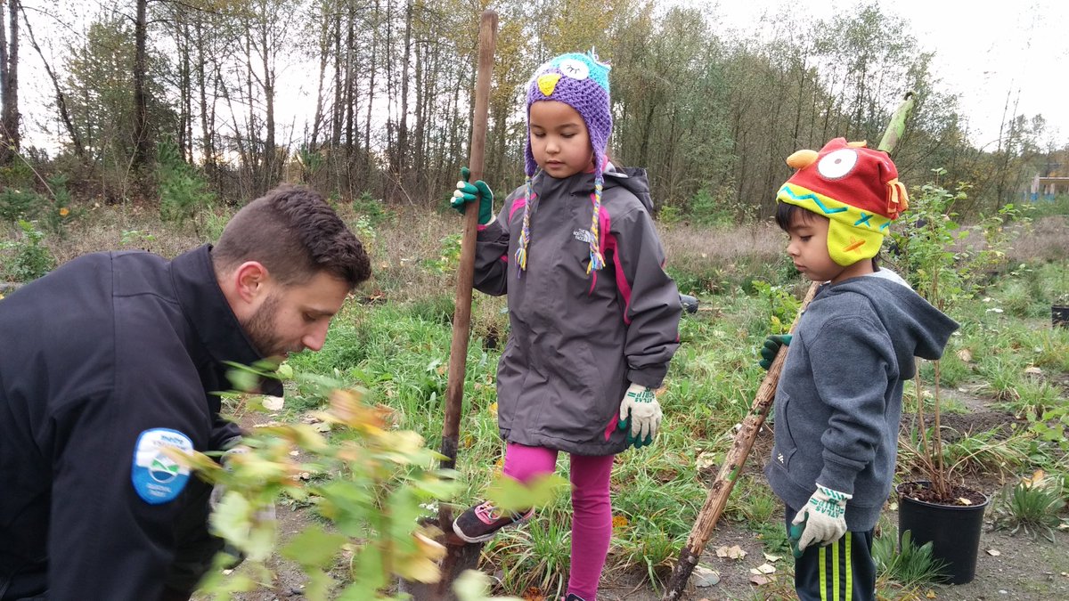 PacificParkland's tweet image. Thank you to the @EarthRangers for helping out with EcoBlitz 2016! Over 350 plants, shrubs and trees were planted! #environment #parks